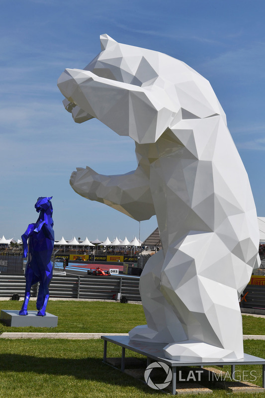 Sculture in pit lane