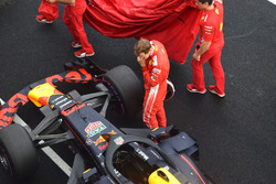 Себастьян Феттель, Ferrari, дивиться на Red Bull Racing RB14