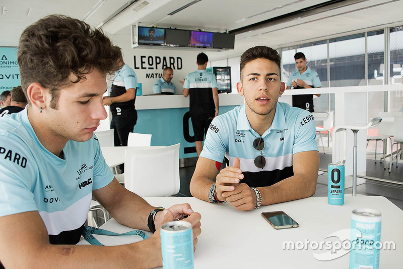 Enea Bastianini e Lorenzo Dalla Porta parlano con il giornalista di Motorsport.com Matteo Nugnes