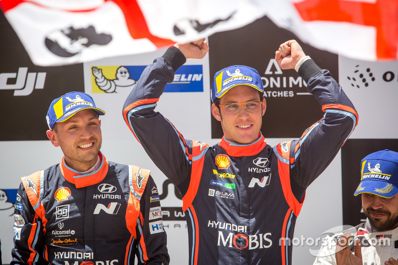 Podio: los ganadores Thierry Neuville, Nicolas Gilsoul, Hyundai Motorsport Hyundai i20 Coupe WRC