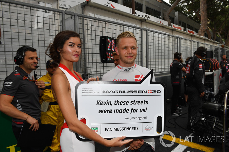 Kevin Magnussen, Haas F1 in griglia con una grid girl