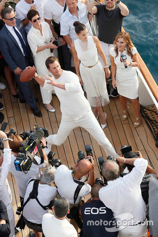 Tom Brady jugador de futbol americano lanza un pase