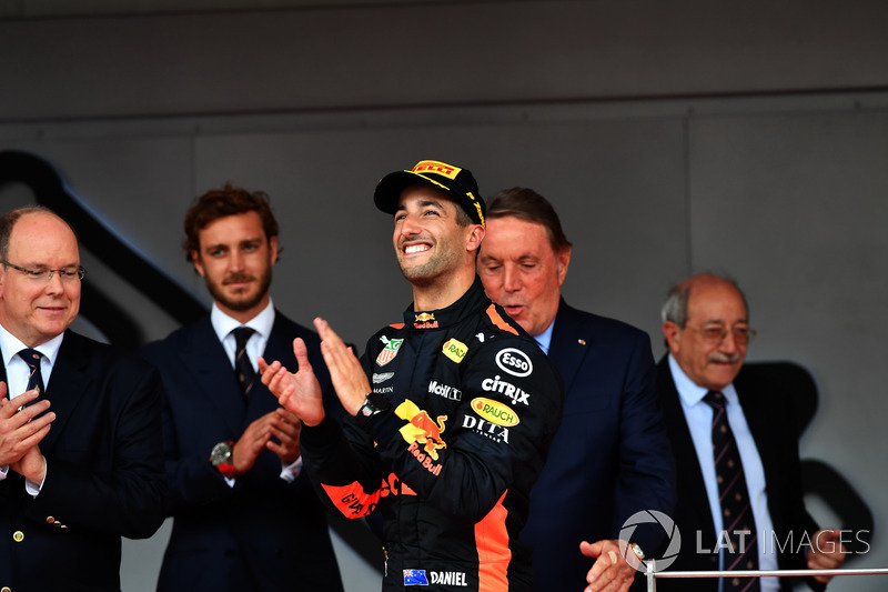 Le vainqueur Daniel Ricciardo, Red Bull Racing sur le podium