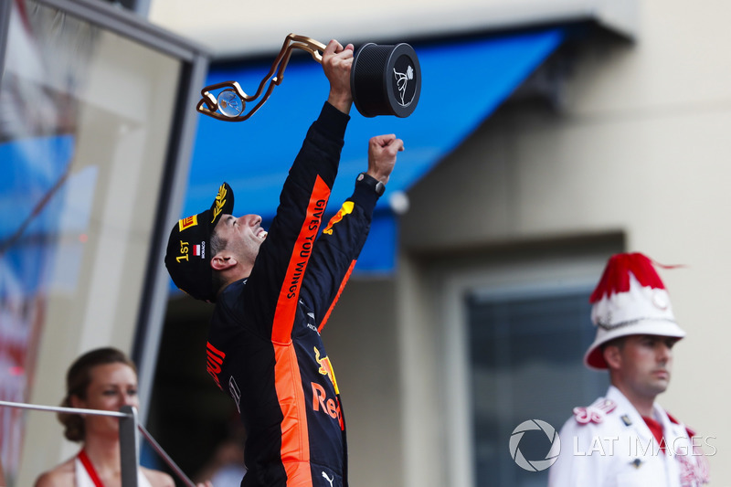 Sur le podium : le vainqueur Daniel Ricciardo, Red Bull Racing