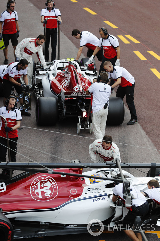Meccanici Sauber al lavoro sulle monoposto di Marcus Ericsson Sauber C37 e Charles Leclerc Sauber C37