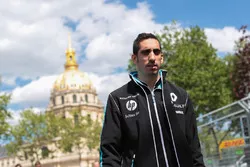 Sébastien Buemi, Renault e.Dams, fait le tour du circuit à pied