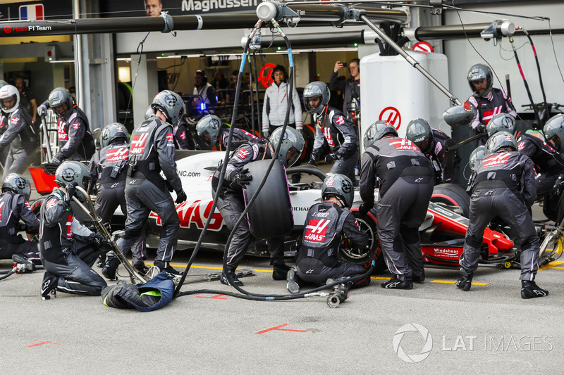 Romain Grosjean, Haas F1 Team VF-18 Ferrari, pit stop