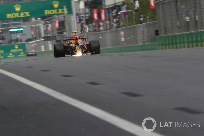 Max Verstappen, Red Bull Racing RB14 saca chipas