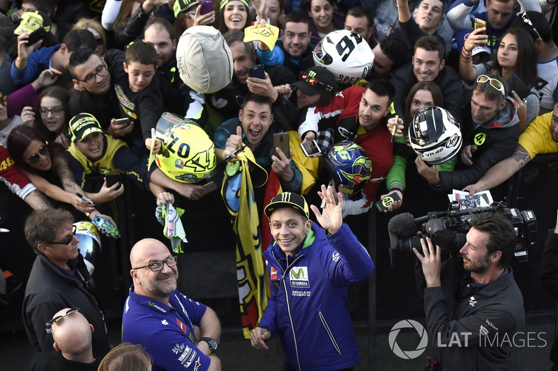 Valentino Rossi, Yamaha Factory Racing with fans