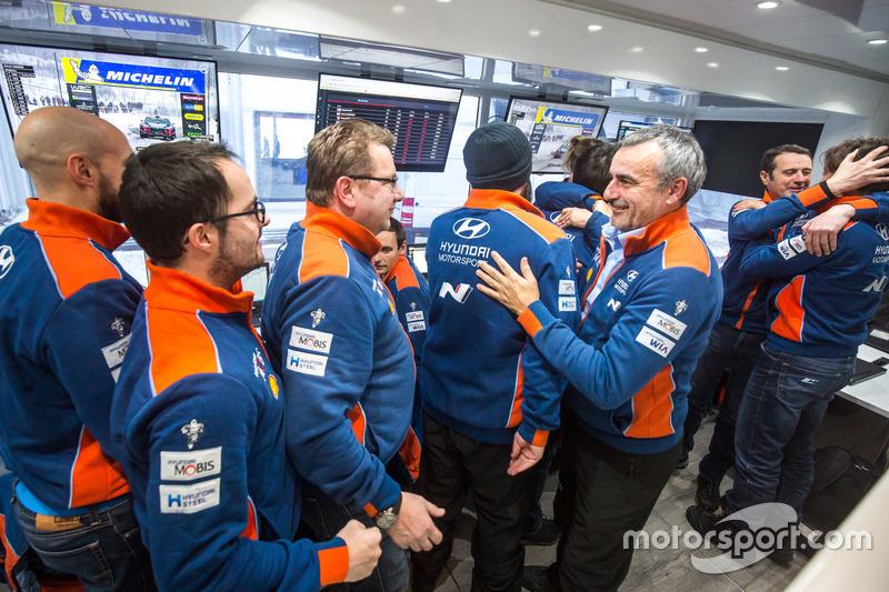 I membri del team Hyundai Motorsport festeggiano la vittoria