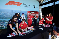 Sebastian Vettel, Ferrari et Kimi Raikkonen, Ferrari, lors de la séance d'autographes