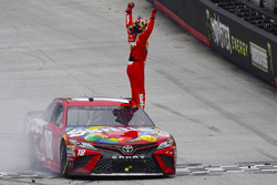 Race winner Kyle Busch, Joe Gibbs Racing
