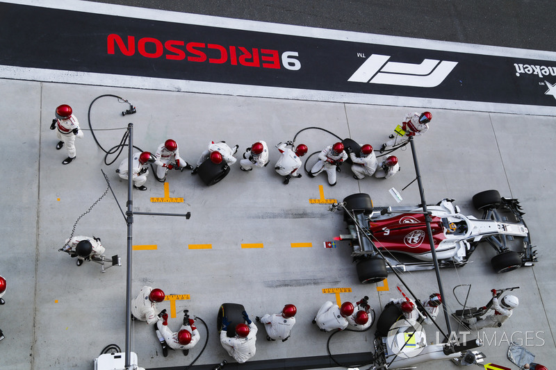 Marcus Ericsson, Sauber C37 Ferrari, sale de pit box