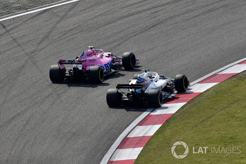 Esteban Ocon, Force India VJM11 and Lance Stroll, Williams FW41 battle