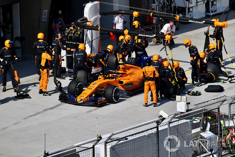 Stoffel Vandoorne, McLaren MCL33 pit stop