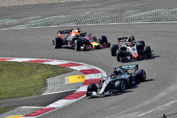Lewis Hamilton, Mercedes-AMG F1 W09 EQ Power+, Kevin Magnussen, Haas F1 Team VF-18 et Daniel Ricciardo, Red Bull Racing RB14