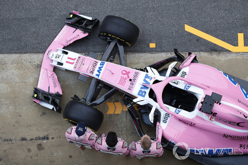 Гонщики Sahara Force India F1 Серхио Перес и Эстебан Окон, тест-пилот Никита Мазепин, автомобиль VJM11