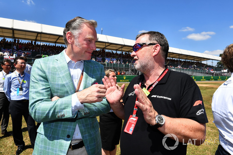 Sean Bratches, directeur des opérations commerciales du Formula One Group, avec Paul Stoddart, sur la grille