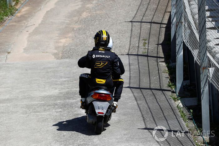 Nico Hulkenberg, Renault Sport F1 Team R.S. 18.es llevado a pits en una motoneta