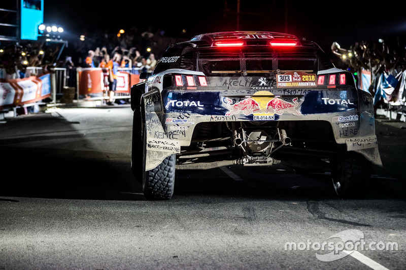 Winner #303 Peugeot Sport Peugeot 3008 DKR: Carlos Sainz, Lucas Cruz