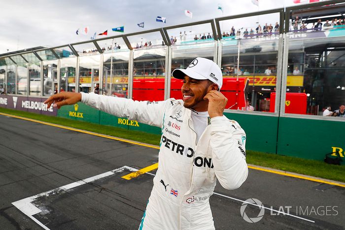 Lewis Hamilton, Mercedes AMG F1, festeggia la conquista della pole position sul rettilineo accanto ai box