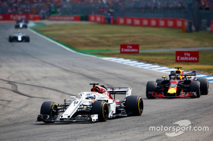 Marcus Ericsson, Sauber C37,  Daniel Ricciardo, Red Bull Racing RB14