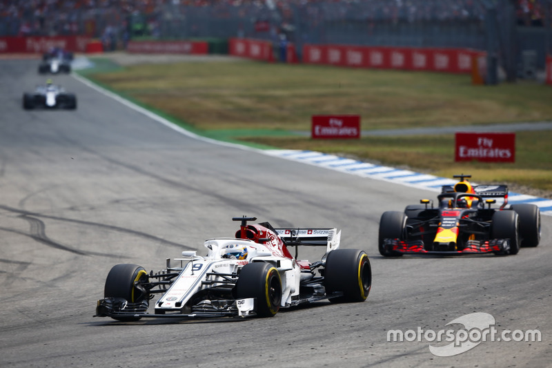 Marcus Ericsson, Sauber C37, Daniel Ricciardo, Red Bull Racing RB14