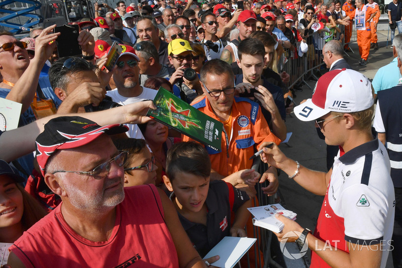 Marcus Ericsson, Sauber signs autographs for the fans