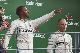 Lewis Hamilton, Mercedes AMG F1, fête sa victoire sur le podium avec Valtteri Bottas, Mercedes AMG F1
