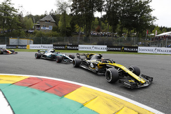 Carlos Sainz Jr., Renault Sport F1 Team R.S. 18., devant Valtteri Bottas, Mercedes AMG F1 W09