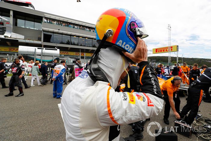 Fernando Alonso, McLaren, se quita el casco en la parrilla