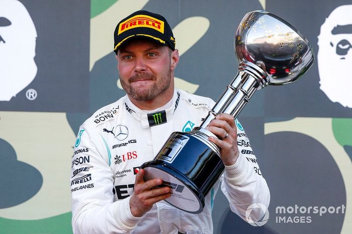Race winner Valtteri Bottas, Mercedes AMG F1 celebrates on the podium with the trophy