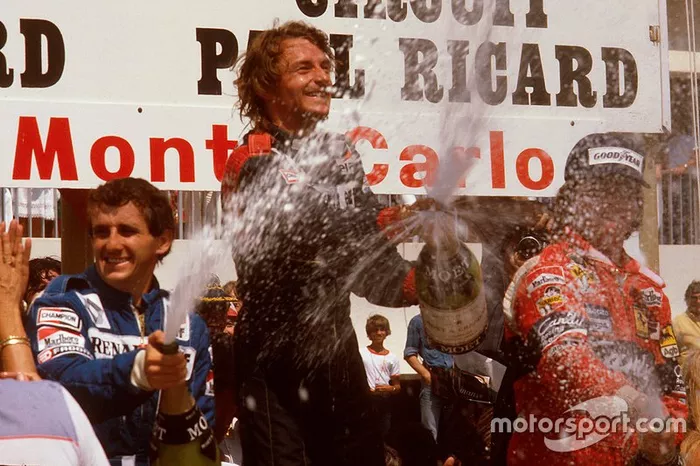 Podio: ganador de la carrera René Arnoux, Renault, segundo Alain Prost, Renault, tercer clasificado Didier Pironi, Ferrari.