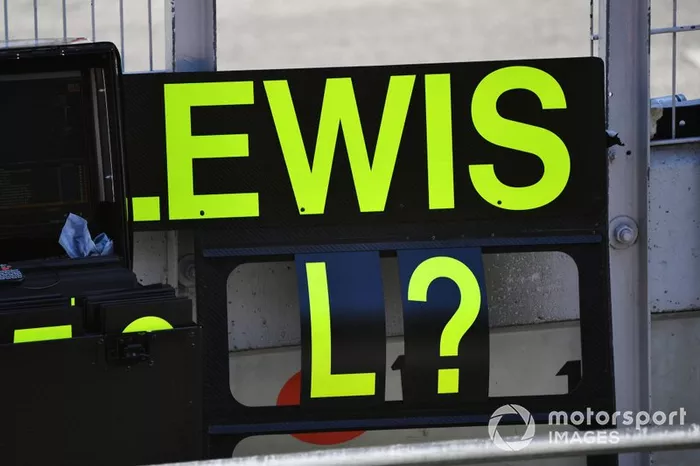 Pit board para Lewis Hamilton, Mercedes AMG F1 