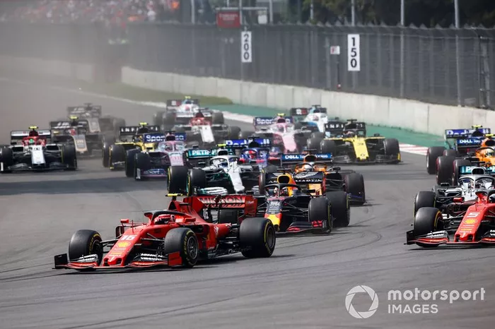 Charles Leclerc, Ferrari SF90 precede Sebastian Vettel, Ferrari SF90 e Max Verstappen, Red Bull Racing RB15, alla partenza della gara