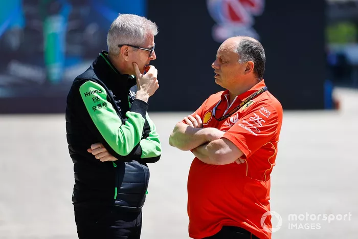Alessandro Alunni Bravi, représentant de l'équipe Stake F1 Team Kick Sauber, s'entretient avec Frédéric Vasseur, directeur de l'équipe et directeur général de la Scuderia Ferrari.