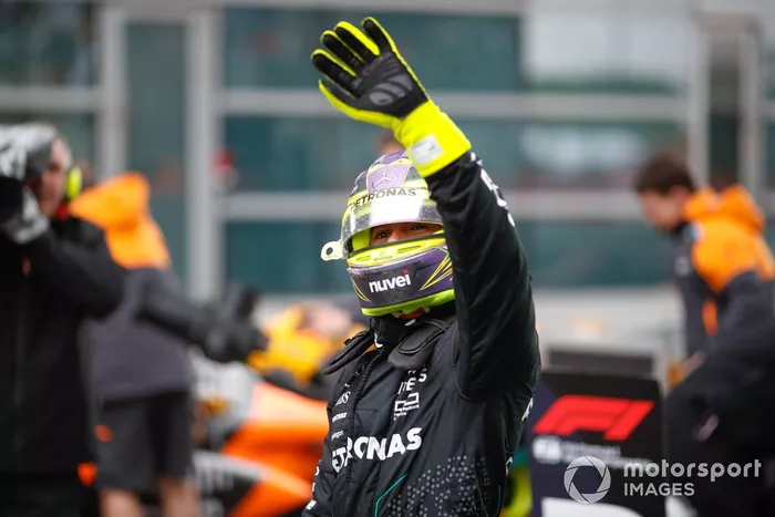 Lewis Hamilton, Mercedes-AMG F1 Team, salue la foule depuis le Parc Ferme