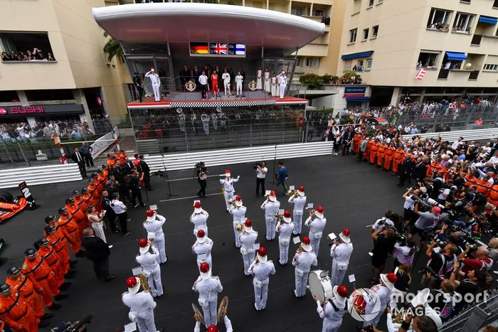 Una banda de música toca los himnos nacionales para la ceremonia del podio