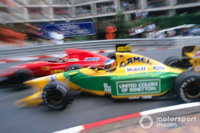 Michael Schumacher, Benetton B192 Ford, choca con Jean Alesi, Ferrari F92A, en la horquilla