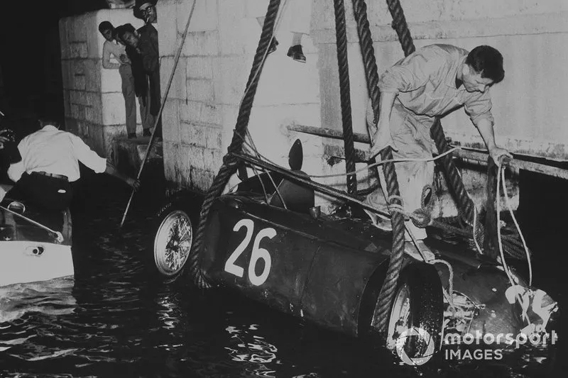 1955 y 1965: Alberto Ascari (en la foto) y Paul Hawkins se vieron al agua de verdad. En Montecarlo acabaron en la dársena del puerto tras sufrir accidentes con sus monoplazas.