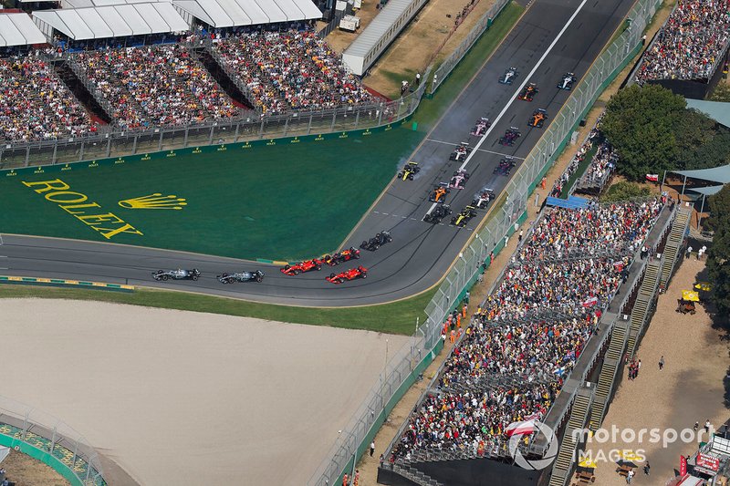 Valtteri Bottas, Mercedes AMG W10, devant Lewis Hamilton, Mercedes AMG F1 W10, Sebastian Vettel, Ferrari SF90, Max Verstappen, Red Bull Racing RB15, Charles Leclerc, Ferrari SF90, et le reste du peloton dans le premier virage