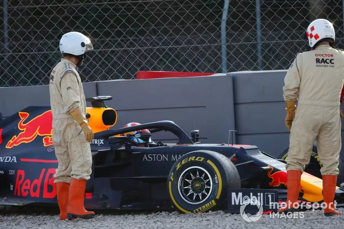Pierre Gasly, Red Bull Racing RB15, dans les graviers après sa sortie de piste