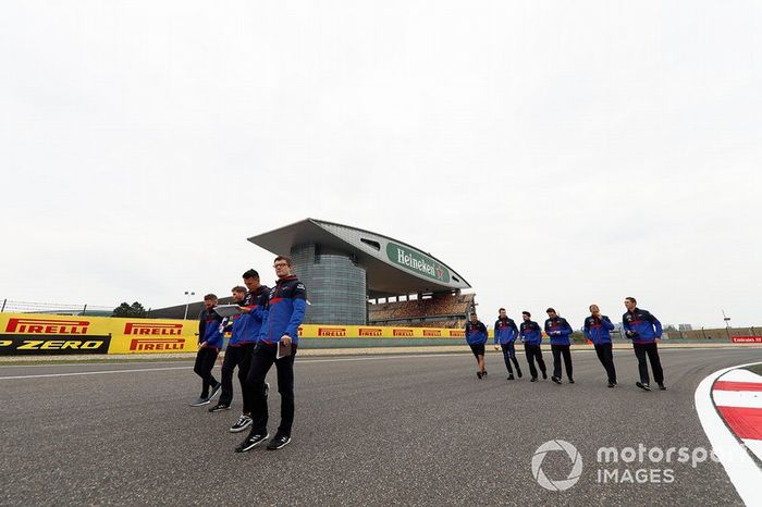 Alexander Albon, Toro Rosso walks the track with his team