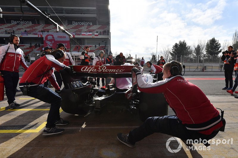 Alfa Romeo Racing mechanics and Kimi Raikkonen, Alfa Romeo Racing C38