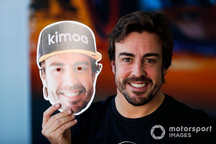 Fernando Alonso, McLaren, con una máscara