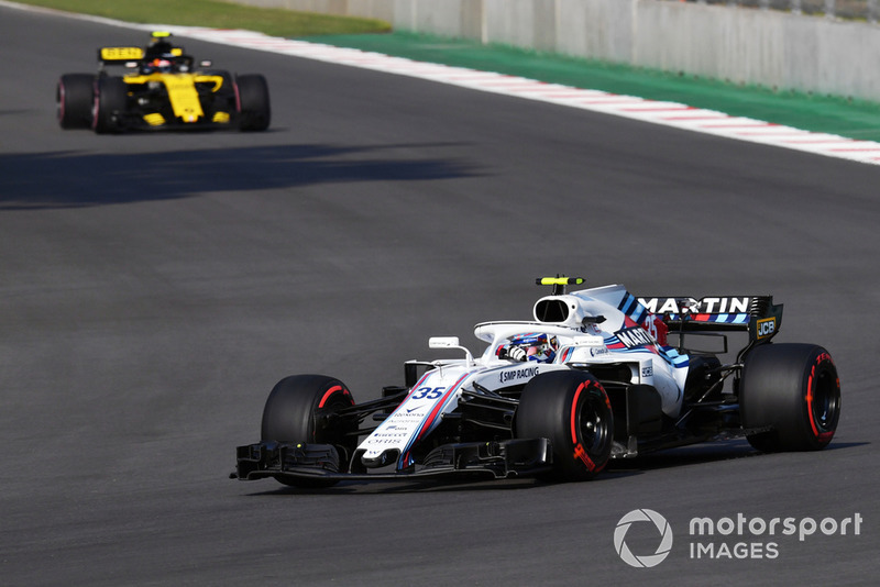 Sergey Sirotkin, Williams FW41 y Carlos Sainz Jr., Renault Sport F1 Team R.S. 18