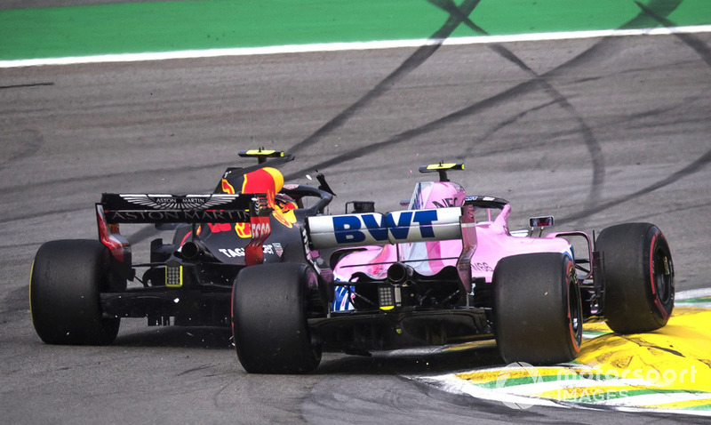 Le leader Max Verstappen, Red Bull Racing RB14 s'accroche avec Esteban Ocon, Racing Point Force India VJM11