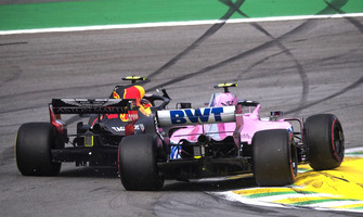 Le vainqueur Max Verstappen, Red Bull Racing RB14 percute Esteban Ocon, Racing Point Force India VJM11