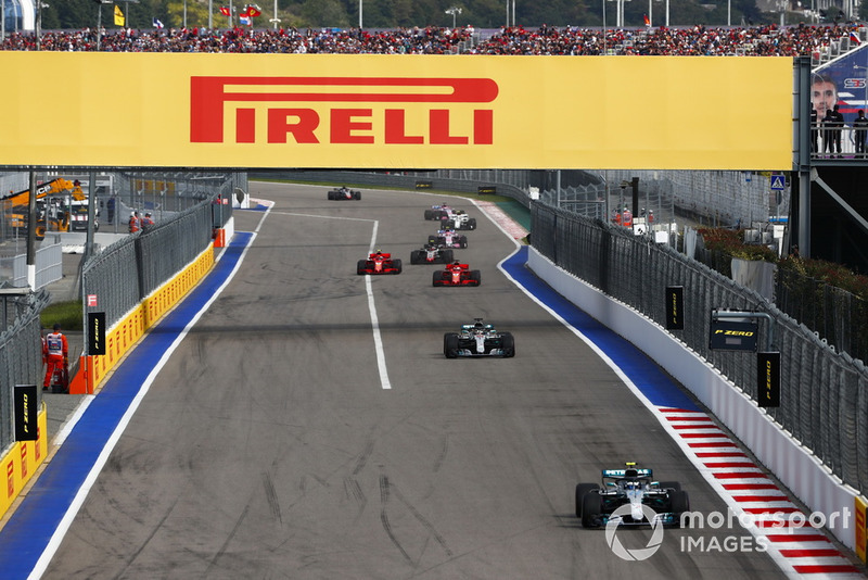 Valtteri Bottas, Mercedes AMG F1 W09, devant Lewis Hamilton, Mercedes AMG F1 W09, Sebastian Vettel, Ferrari SF71H, Kimi Raikkonen, Ferrari SF71H, Kevin Magnussen, Haas F1 Team VF-18, et Esteban Ocon, Racing Point Force India VJM11