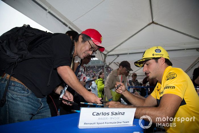 Carlos Sainz Jr., Renault Sport F1 Team firma autógrafos para los aficionados.